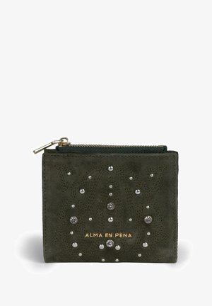 Cartera de ante verde oscuro con tachuelas plateadas decorativas y bordado. Presenta un cierre con cremallera y nombre de la marca en relieve en dorado.