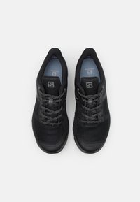 Salomon OUTLINE PRISM GTX - Sapatos de caminhada - black/quiet shade