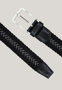 Czarny pleciony pasek wykonany z elastycznego materiału, z metalową klamrą w kolorze srebrnym i skórzanym detalem na końcu. Teksturowane wykończenie.