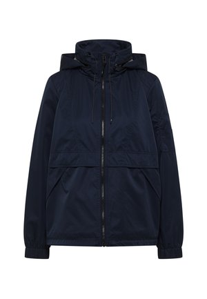 Chaqueta cortavientos de felpa con capucha azul marino, cremallera frontal, capucha con cordón ajustable, puños elásticos y dos bolsillos delanteros inclinados.