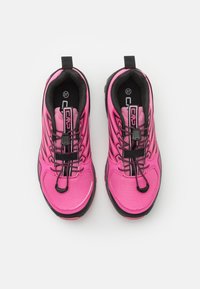 Rosa Freizeitschuhe für draußen mit einem glatten Textil-Obermaterial, schwarzen Akzenten, elastischen Schnürsenkeln und einer Zuglasche. Größe 37 ist im Inneren angegeben.