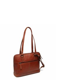 Borsa a spalla in pelle marrone con due tracolle, una tasca anteriore con zip e dettagli di cucitura sottili su una forma rettangolare. Texture liscia.