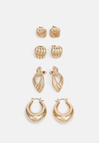 Zlaté náušnice ve třech stylech: texturované pecky, spirálové kruhy a hladké kroužky, všechny s různými tvary a spletitými vzory.