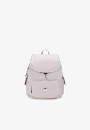 Mochila gris clara con un bolsillo frontal con cremallera, cierre de solapa, bolsillos laterales y un pequeño colgante plateado colgando de un lado.