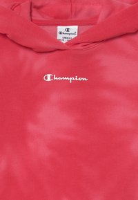 Felpa con cappuccio Champion rossa con tasca a marsupio frontale, cappuccio con coulisse e logo in testo bianco sul petto a sinistra. Tessuto morbido e liscio.