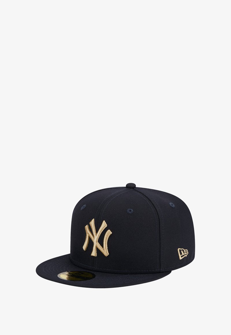 Casquette bleu marine avec un logo New York Yankees doré en relief. Fabriquée en tissu structuré avec une visière plate et des œillets de ventilation.
