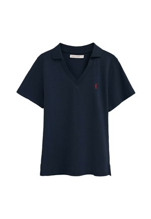 Marineblå kortærmet poloshirt med V-hals og lille rød broderet logo på venstre bryst.