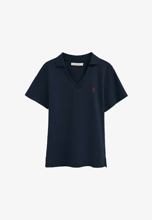 Marineblå kortærmet poloshirt med V-hals og lille rød broderet logo på venstre bryst.