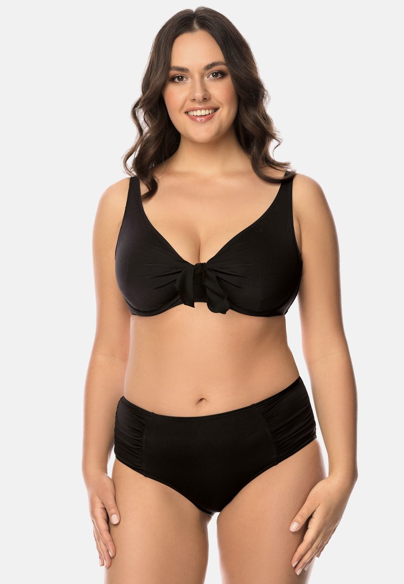 Set bikini nero con top sagomato e fiocco centrale, e slip a vita alta con arricciature laterali. Tessuto liscio e elastico.
