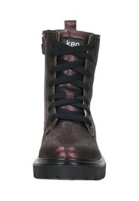 Zwarte, gestructureerde enkelboot met een metallic bronzen glans, een voorste vetersluiting, contrasterende zwarte veters en een rubberen zool.