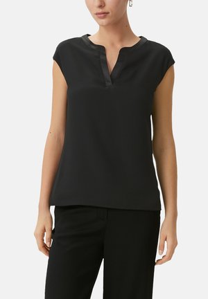 Haut noir à manches courtes avec un décolleté en V, fabriqué en tissu lisse. Présente une finition en satin contrastant le long du col pour un détail supplémentaire.