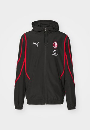 Giacca nera con zip e cappuccio, dettagli rossi e strisce laterali, con un logo sul petto. Realizzata in materiale leggero, con polsini elasticizzati.