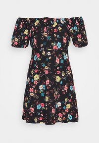 Czarna sukienka w kwiaty z odsłoniętymi ramionami, ozdobiona kolorowymi różowymi, żółtymi i niebieskimi kwiatami na teksturowanym tle. Elastyczny pas.
