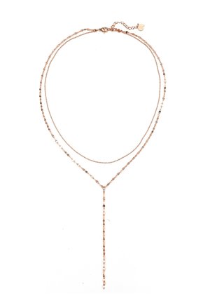 Collier délicat en or rose superposé avec deux chaînes et un pendentif goutte vertical sur fond blanc.