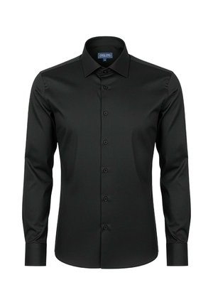 Camisa de manga larga negra, hecha de tela suave, con cuello puntiagudo, botones en el frente y puños abotonados. Sin patrones ni acentos.
