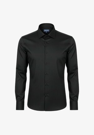 Camisa de manga larga negra, hecha de tela suave, con cuello puntiagudo, botones en el frente y puños abotonados. Sin patrones ni acentos.
