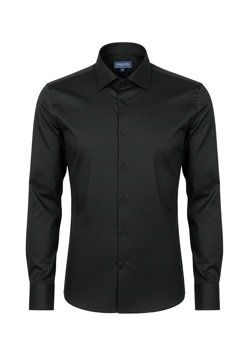 Camisa de manga larga negra, hecha de tela suave, con cuello puntiagudo, botones en el frente y puños abotonados. Sin patrones ni acentos.