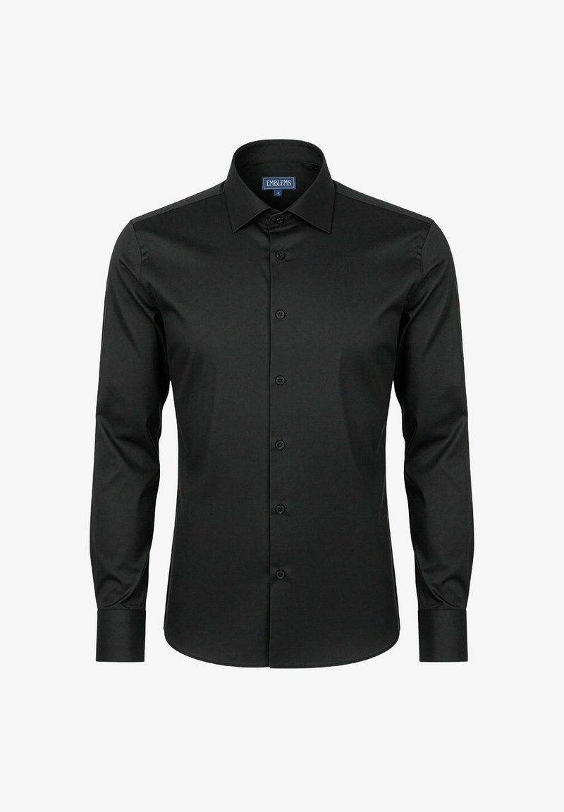Camisa de manga larga negra, hecha de tela suave, con cuello puntiagudo, botones en el frente y puños abotonados. Sin patrones ni acentos.