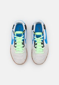 Nike Performance JR. STREETGATO - Botas de futebol de salão - white/light photo blue/black/lime glow