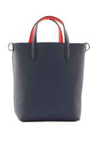 Sac fourre-tout marine avec une surface texturée, des accents rouges sur les poignées et deux poignées supérieures. Présente un design rectangulaire élégant.