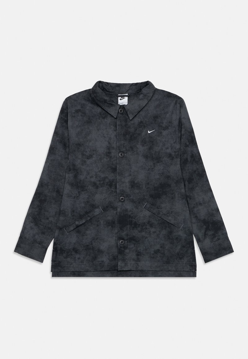 Črna denim jakna ima gumbasto zapiranje spredaj, konični ovratnik, dva sprednja žepa in majhen bel logotip na prsih.