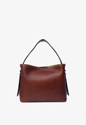 Brązowa skórzana torba na ramię o miękkiej fakturze, z zaokrąglonym górnym brzegiem i pojedynczym paskiem na ramię. Minimalistyczny design bez widocznych elementów metalowych.