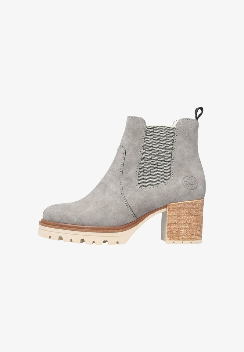 Hellgrauer Wildleder-Ankle-Boot mit einem strukturierten elastischen Seitenpanel, einem klobigen weißen und braunen Absatz sowie einer Zugschlaufe an der Rückseite.