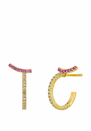 Pendientes de oro con un diseño curvado, que presentan piedras preciosas rosas y transparentes. Metal texturizado y un cierre articulado en estilo de aro.