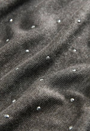 Grauer Strickstoff mit einer weichen Textur, der verstreute, reflektierende Strasssteine für zusätzlichen Detailschmuck auf der Oberfläche aufweist.