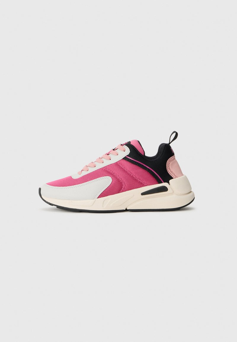 Baskets de sport roses avec tige en mesh, accents blancs, talon noir et semelle extérieure texturée. Comprend un design à lacets et une petite languette.