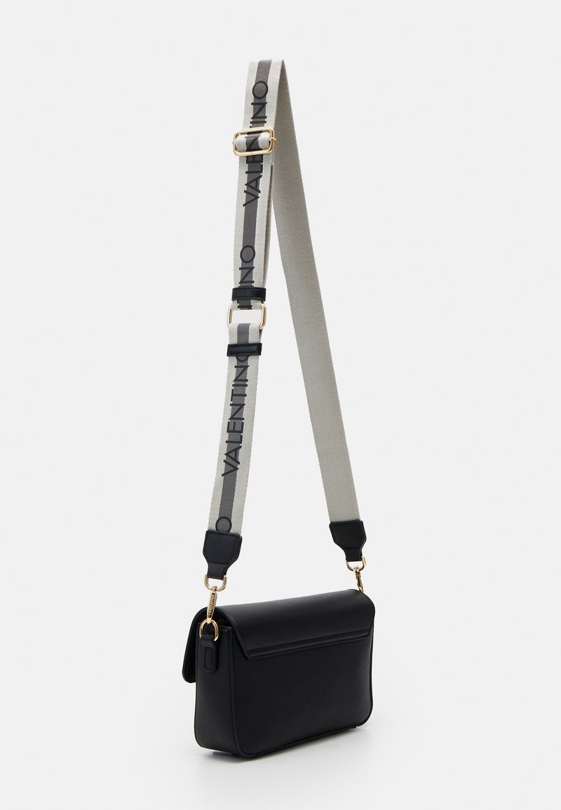 Sac en cuir noir en bandoulière de forme rectangulaire, équipé d'une sangle grise avec le texte "Valentino" en noir, de quincaillerie dorée, et d'une fermeture à rabat.