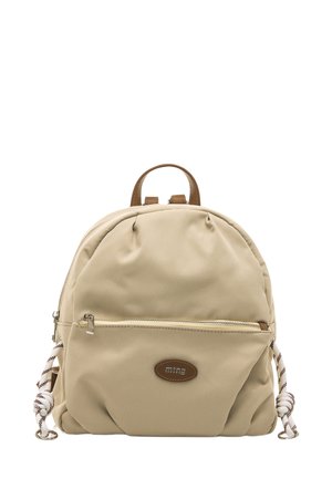 Sac à dos synthétique beige de forme arrondie, avec une poche avant zippée, un patch logo en cuir marron, et des accents en corde tissée sur les fermetures éclair.