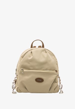 Sac à dos synthétique beige de forme arrondie, avec une poche avant zippée, un patch logo en cuir marron, et des accents en corde tissée sur les fermetures éclair.