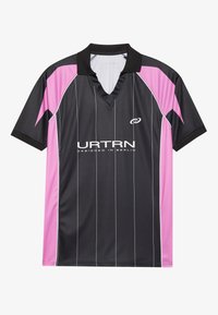 Zwart en roze korte mouwen shirt met een V-hals, voorzien van verticale witte strepen, branding en contrasterende kleurfacetten op de schouders.