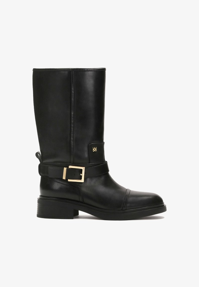 Czarne skórzane kozaki za kolano na płaskim obcasie, z złotym zapięciem na pasku i subtelnym szyciem. Gładka tekstura i wyrafinowany design.