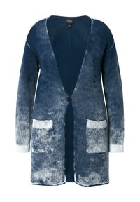 Strickjacke in dunkelblauem Ombre mit hellblauen Akzenten, ausgestattet mit einem V-Ausschnitt, zwei vorderen Taschen und einer einzelnen Knopfverschluss.