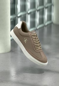 Nevybráno, desert taupe/bright white