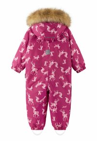 Ροζ φόρμα χιονιού με επαναλαμβανόμενο μοτίβο από λευκά αλεπούδες και τάρανδους. Διαθέτει κουκούλα επενδεδυμένη με ψεύτικη γούνα και ελαστικές μανσέτες στους καρπούς και τους αστραγάλους.