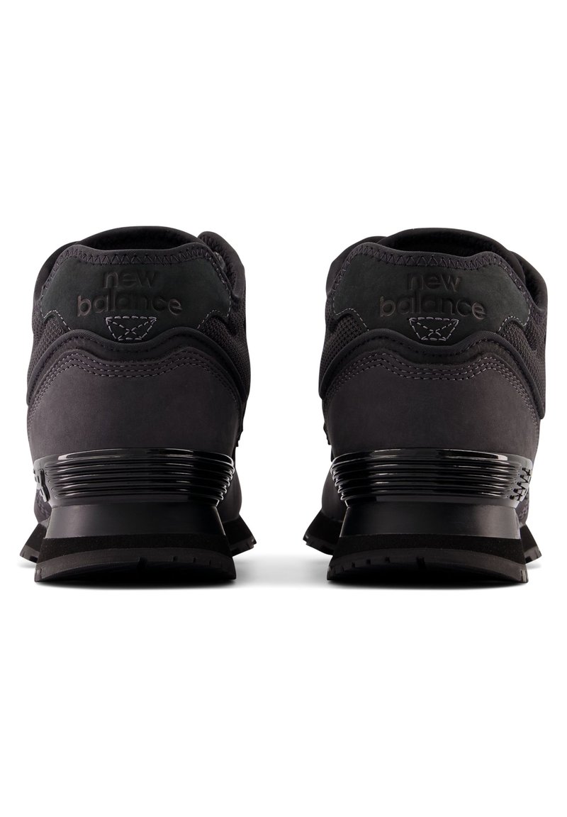 Czarne buty sportowe o warstwowej budowie, z teksturowaną cholewką i gładką gumową podeszwą. Logo "New Balance" na pięcie.