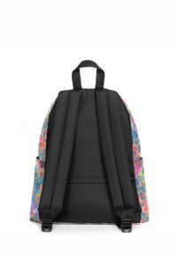 Vista trasera de una mochila con un estampado floral en colores rosa, azul y verde, correas negras y tela texturizada. Diseño simple con dos bolsillos.