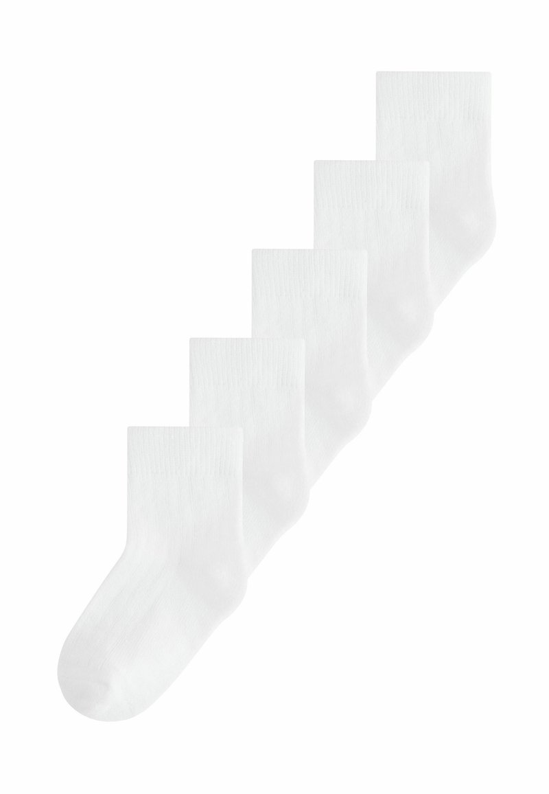 Chaussettes en coton de couleur blanche, avec une texture lisse et des poignets côtelés, disposées en rangée avec cinq paires exposées.