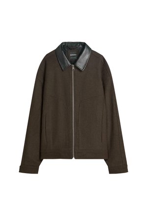 Giacca marrone con colletto in pelle nera, dotata di una zip frontale e tasche laterali. Realizzata in tessuto morbido con un design strutturato.