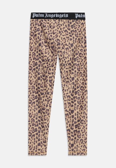Leggings avec imprimé léopard beige et brun foncé et une ceinture noire affichant le texte Palm Angels en caractères gothiques blancs.