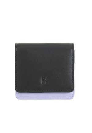 Zwarte leren portemonnee met een lavendel onderkant, met een opklapbare klepdesign en een geperst logo aan de voorkant. Glamoureuze textuur.