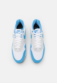Nike Sportswear AIR MAX 1 - Sneakers laag - white/university blue