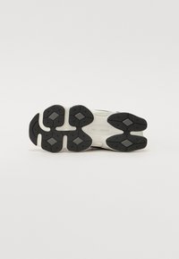 Scarpe sportive in bianco e nero con suola in gomma testurizzata caratterizzata da motivi a diamante e una intersuola ammortizzata per il massimo comfort.