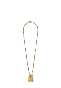 Złoty naszyjnik z teksturowanym, prostokątnym wisiorkiem, zdobionym symbolem i małym akcentem turkusowym, zawieszony na koralikowym łańcuszku w mieszanych kolorach.