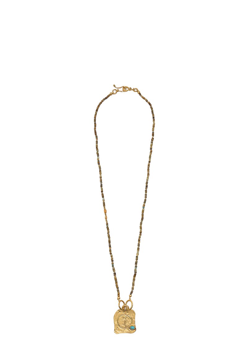 Złoty naszyjnik z teksturowanym, prostokątnym wisiorkiem, zdobionym symbolem i małym akcentem turkusowym, zawieszony na koralikowym łańcuszku w mieszanych kolorach.