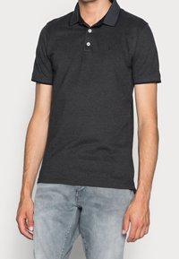 Mörkgrå pikétröja i bomull, med ribbad krage, treknapplås och diskret logotypdetalj på bröstet.