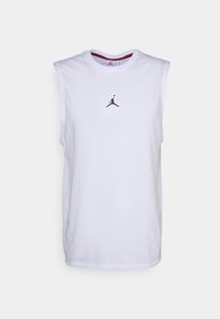 Hvid ærmeløs skjorte lavet af bomuld med rund halsudskæring. Har et sort Jordan-logo på brystet og en glat tekstur.